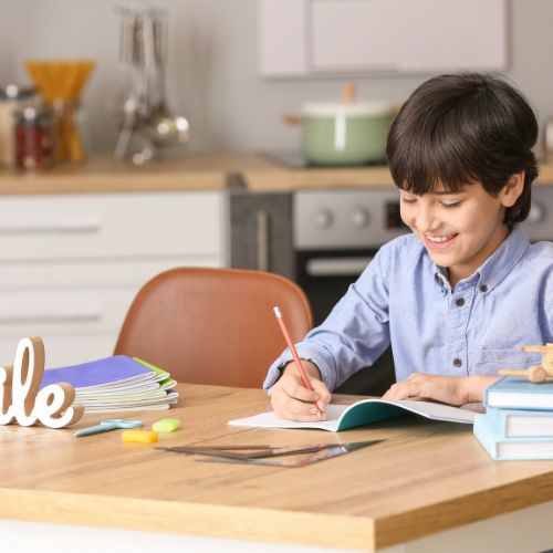 Cuisines Etcaetera conçoit des cuisines pour les familles où les enfants peuvent faire leurs devoirs Cuisines Etcaetera conçoit des cuisines pour les familles où les enfants peuvent faire leurs devoirs