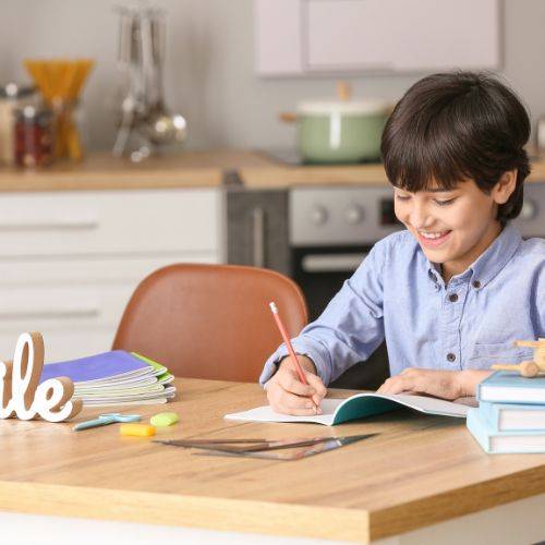 Cuisines Etcaetera conçoit des cuisines pour les familles où les enfants peuvent faire leurs devoirs Cuisines Etcaetera conçoit des cuisines pour les familles où les enfants peuvent faire leurs devoirs